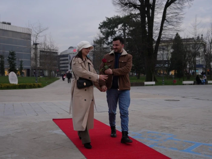 Halı serildi &ccedil;iftler &ouml;nce şaşırdı, sonra ele ele y&uuml;r&uuml;d&uuml;