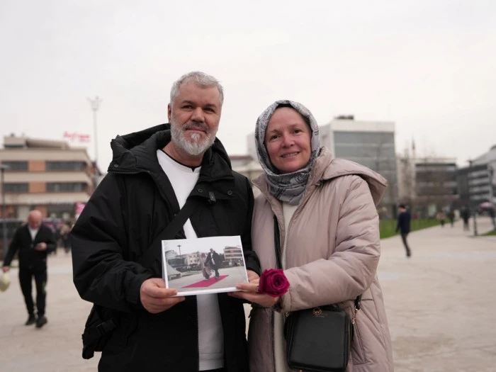 Halı serildi &ccedil;iftler &ouml;nce şaşırdı, sonra ele ele y&uuml;r&uuml;d&uuml;