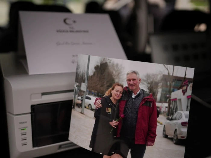 Halı serildi &ccedil;iftler &ouml;nce şaşırdı, sonra ele ele y&uuml;r&uuml;d&uuml;