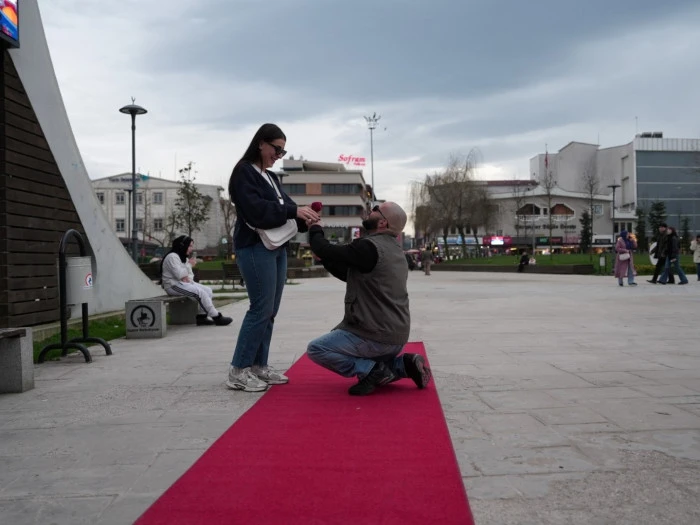 Halı serildi &ccedil;iftler &ouml;nce şaşırdı, sonra ele ele y&uuml;r&uuml;d&uuml;