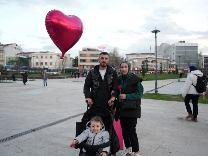 Halı serildi &ccedil;iftler &ouml;nce şaşırdı, sonra ele ele y&uuml;r&uuml;d&uuml;