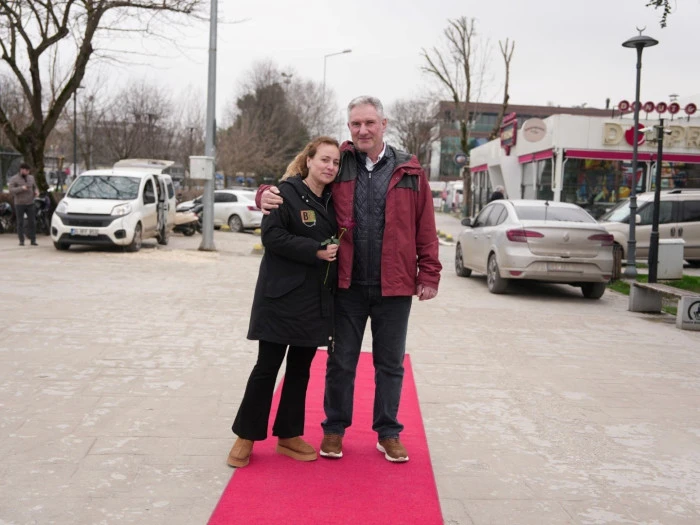 Halı serildi &ccedil;iftler &ouml;nce şaşırdı, sonra ele ele y&uuml;r&uuml;d&uuml;