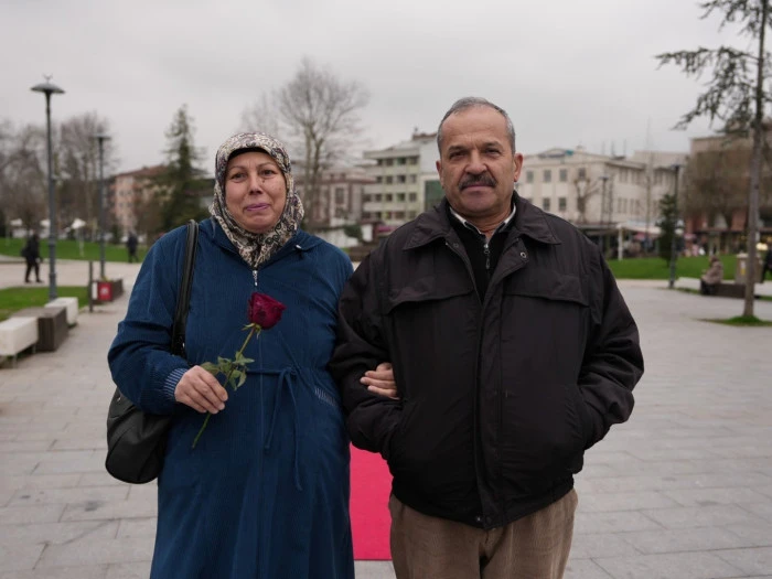 Halı serildi &ccedil;iftler &ouml;nce şaşırdı, sonra ele ele y&uuml;r&uuml;d&uuml;