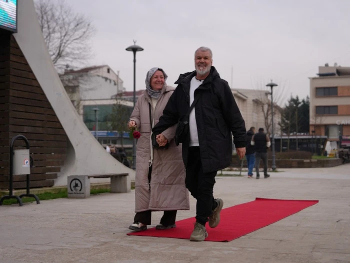 Halı serildi &ccedil;iftler &ouml;nce şaşırdı, sonra ele ele y&uuml;r&uuml;d&uuml;