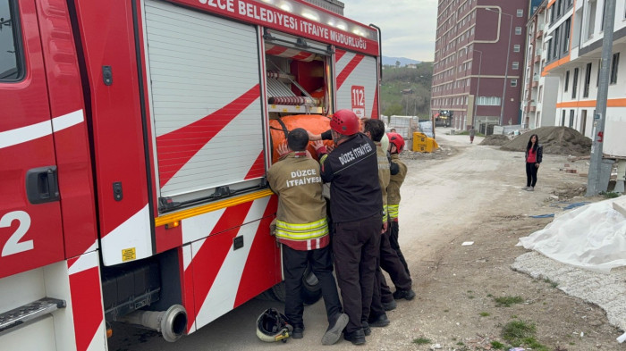 Çatııya çıkan gençler ekipleri harekete geçirdi!