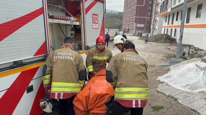 Çatııya çıkan gençler ekipleri harekete geçirdi!