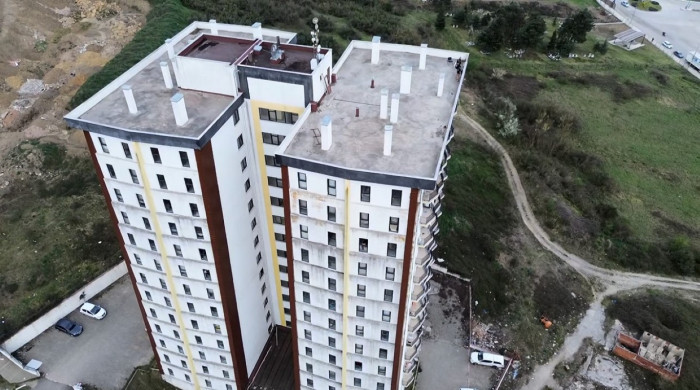 Çatııya çıkan gençler ekipleri harekete geçirdi!