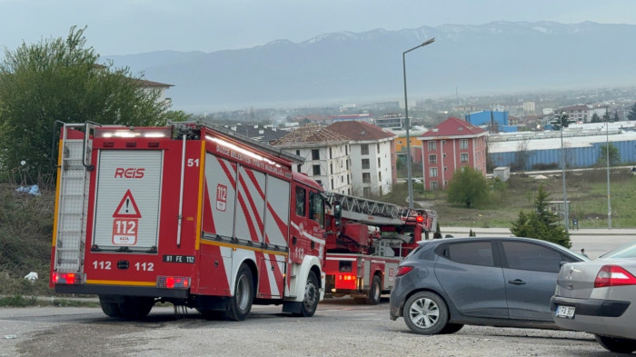 Çatııya çıkan gençler ekipleri harekete geçirdi!