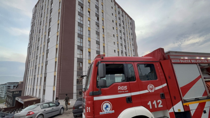 Çatııya çıkan gençler ekipleri harekete geçirdi!