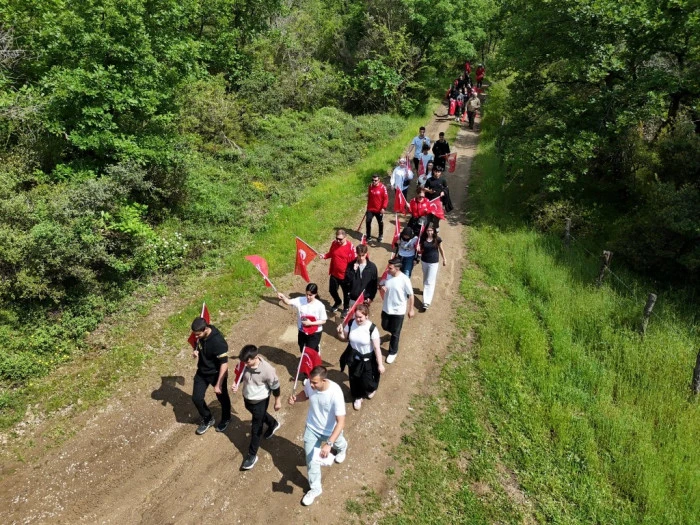 Gen&ccedil;ler 19 mayıs i&ccedil;in doğada y&uuml;r&uuml;d&uuml;