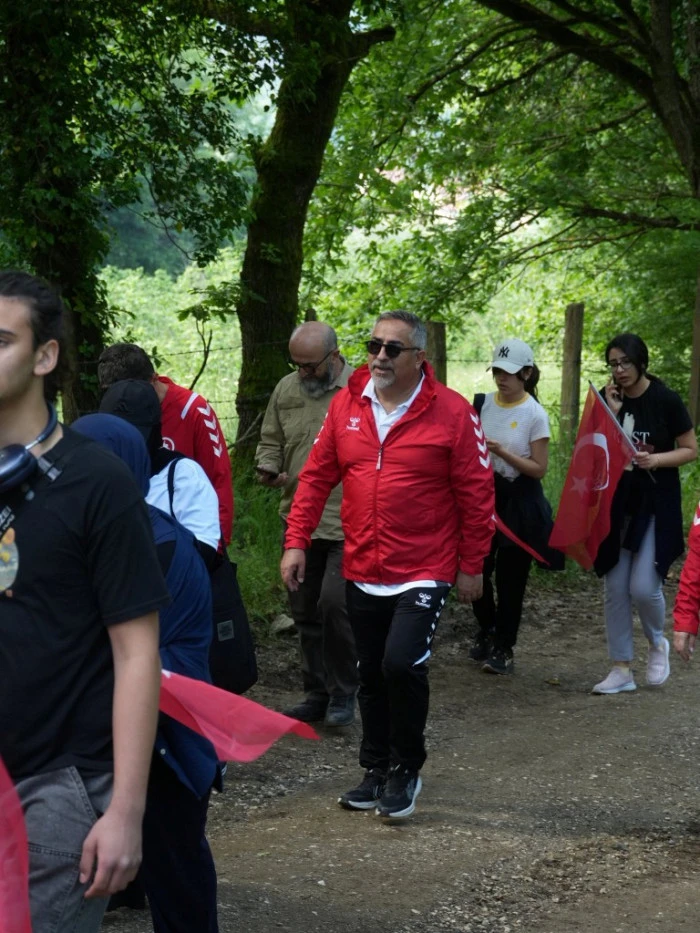 Gen&ccedil;ler 19 mayıs i&ccedil;in doğada y&uuml;r&uuml;d&uuml;