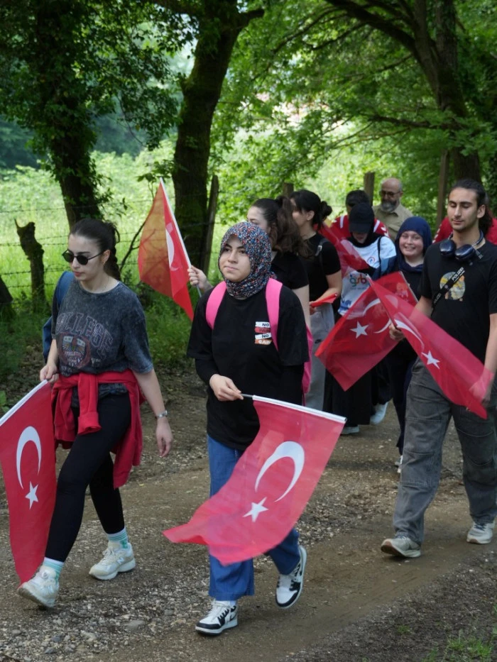 Gen&ccedil;ler 19 mayıs i&ccedil;in doğada y&uuml;r&uuml;d&uuml;