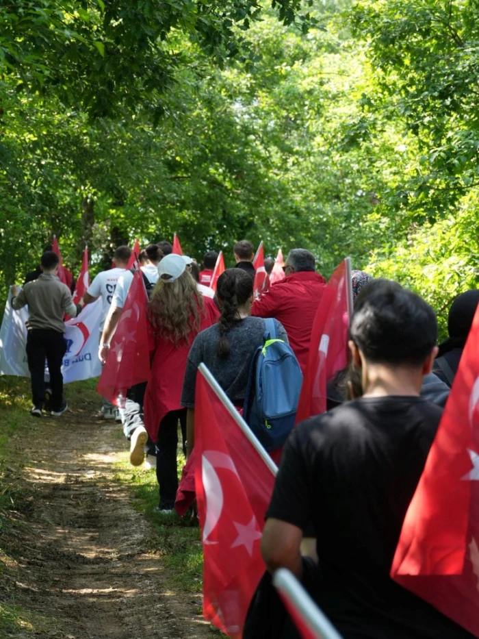 Gen&ccedil;ler 19 mayıs i&ccedil;in doğada y&uuml;r&uuml;d&uuml;