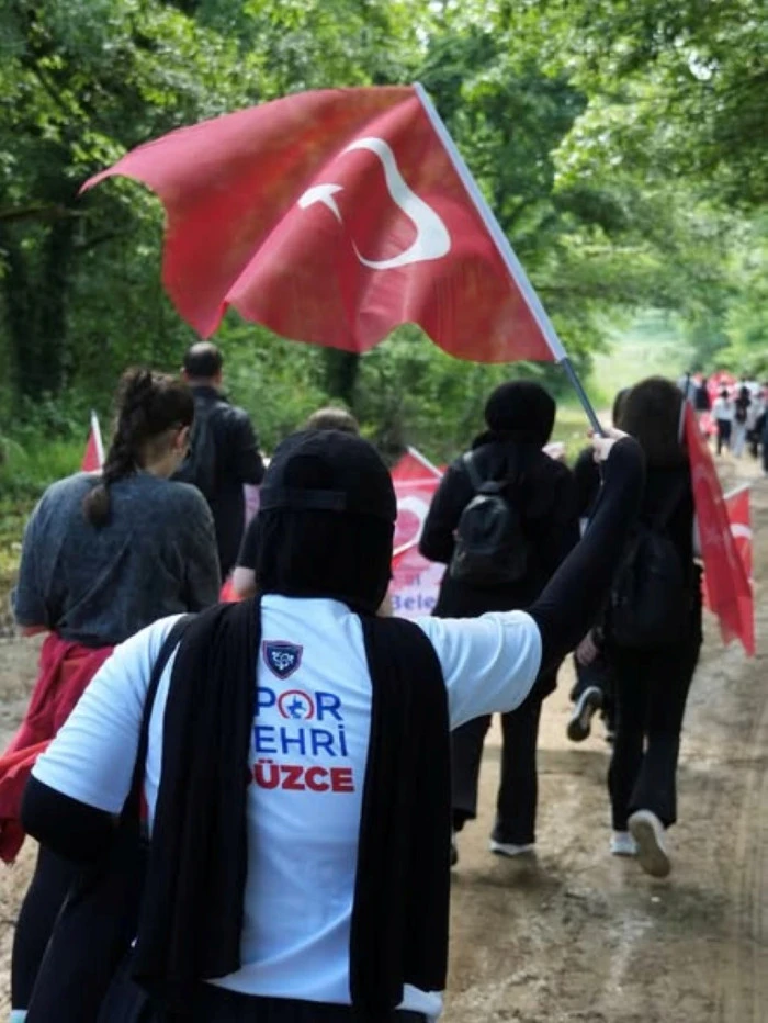 Gen&ccedil;ler 19 mayıs i&ccedil;in doğada y&uuml;r&uuml;d&uuml;