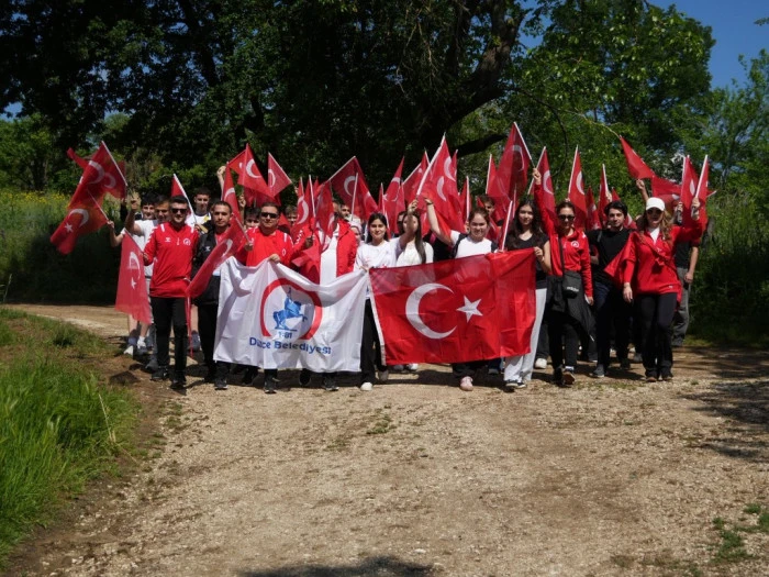 Gen&ccedil;ler 19 mayıs i&ccedil;in doğada y&uuml;r&uuml;d&uuml;