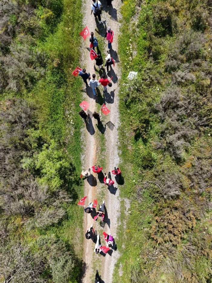 Gen&ccedil;ler 19 mayıs i&ccedil;in doğada y&uuml;r&uuml;d&uuml;