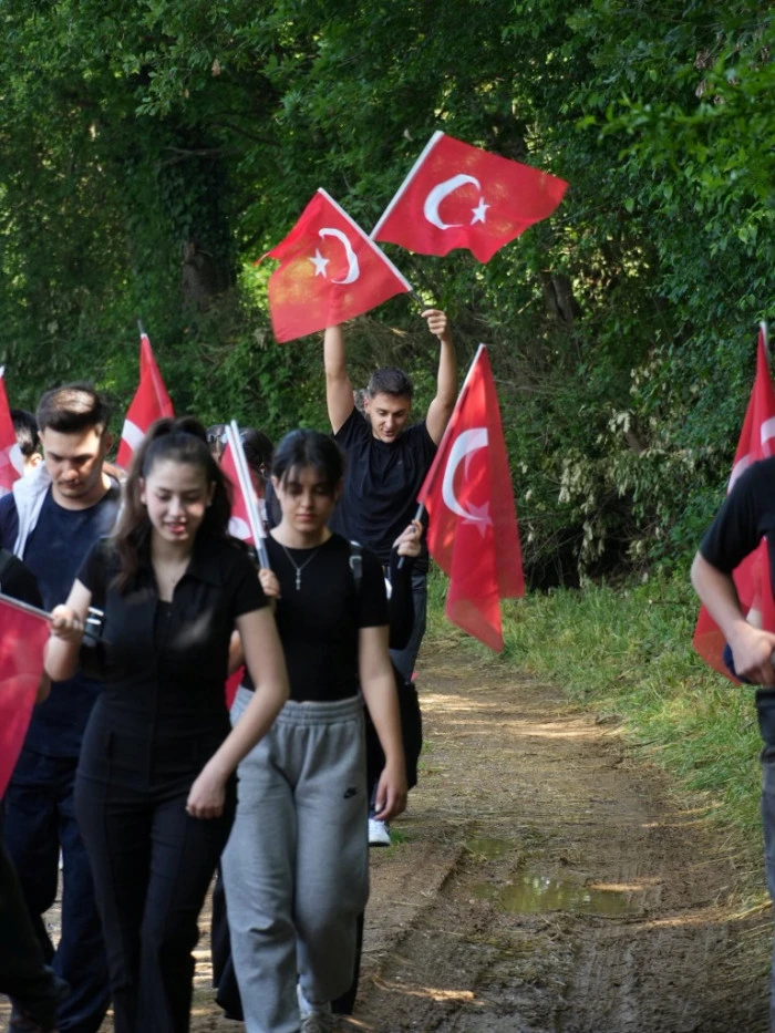 Gen&ccedil;ler 19 mayıs i&ccedil;in doğada y&uuml;r&uuml;d&uuml;