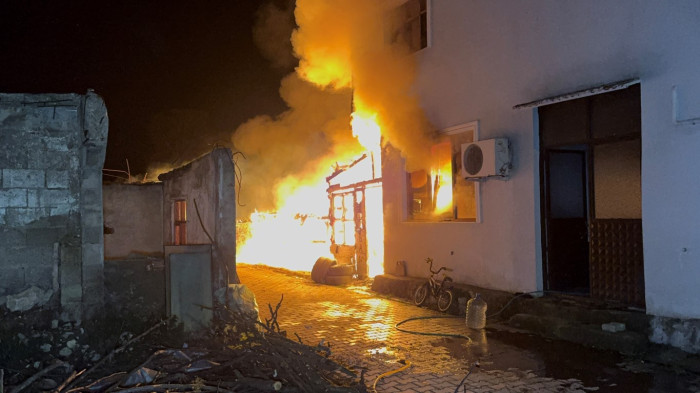 Düzce'de 2 ev ve odunluk alev alev yandı