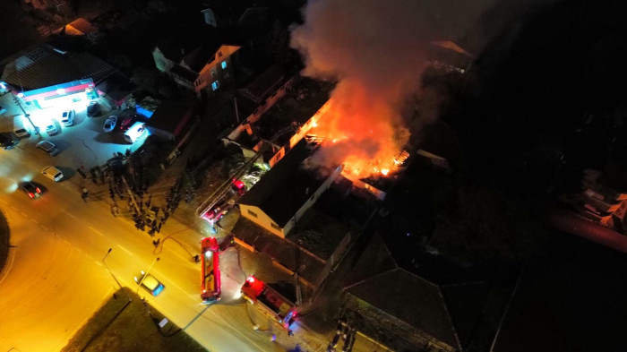 Düzce'de 2 ev ve odunluk alev alev yandı