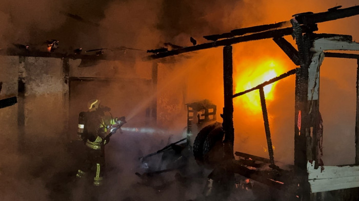 Düzce'de 2 ev ve odunluk alev alev yandı