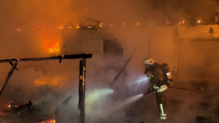 Düzce'de 2 ev ve odunluk alev alev yandı