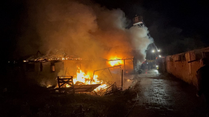 Düzce'de 2 ev ve odunluk alev alev yandı