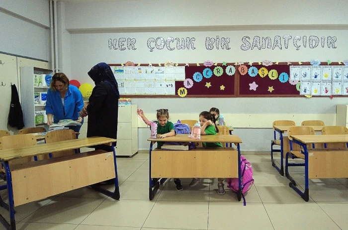 Okula yeni başlayan &ouml;ğrencilerin heyecanı g&ouml;zlerinden okundu