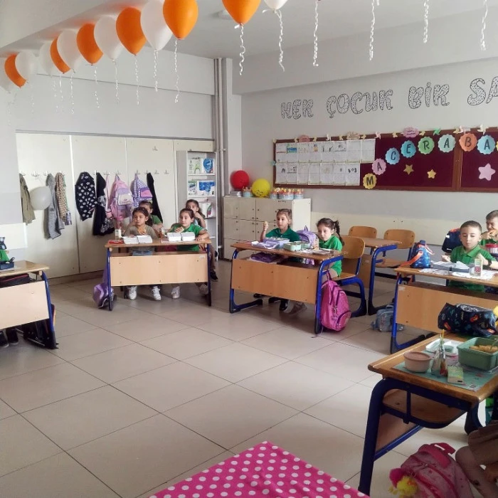 Okula yeni başlayan &ouml;ğrencilerin heyecanı g&ouml;zlerinden okundu