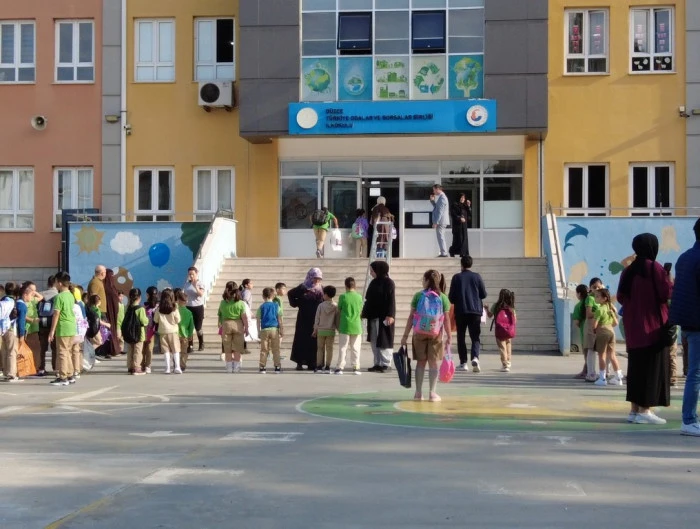 Okula yeni başlayan &ouml;ğrencilerin heyecanı g&ouml;zlerinden okundu