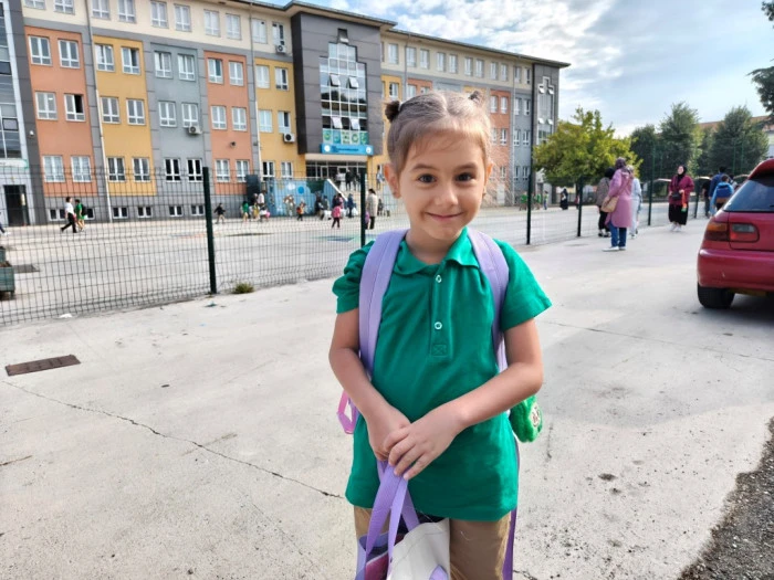 Okula yeni başlayan &ouml;ğrencilerin heyecanı g&ouml;zlerinden okundu