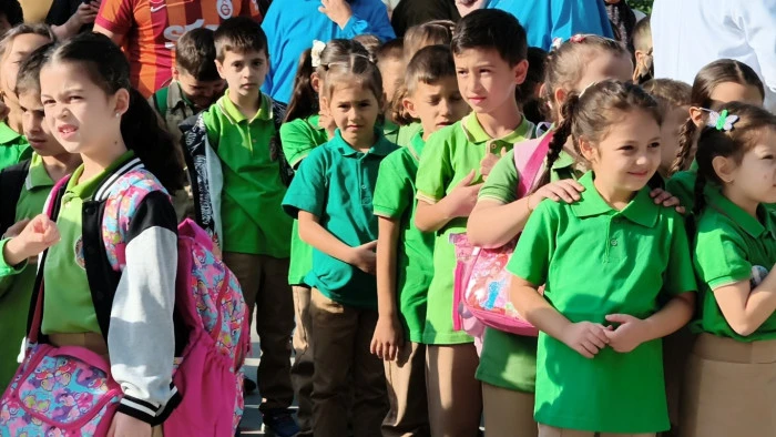 Okula yeni başlayan &ouml;ğrencilerin heyecanı g&ouml;zlerinden okundu