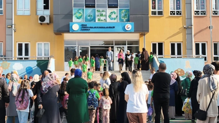 Okula yeni başlayan &ouml;ğrencilerin heyecanı g&ouml;zlerinden okundu