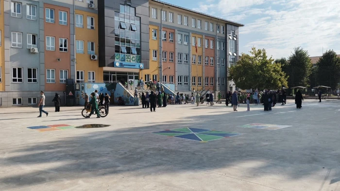 Okula yeni başlayan &ouml;ğrencilerin heyecanı g&ouml;zlerinden okundu