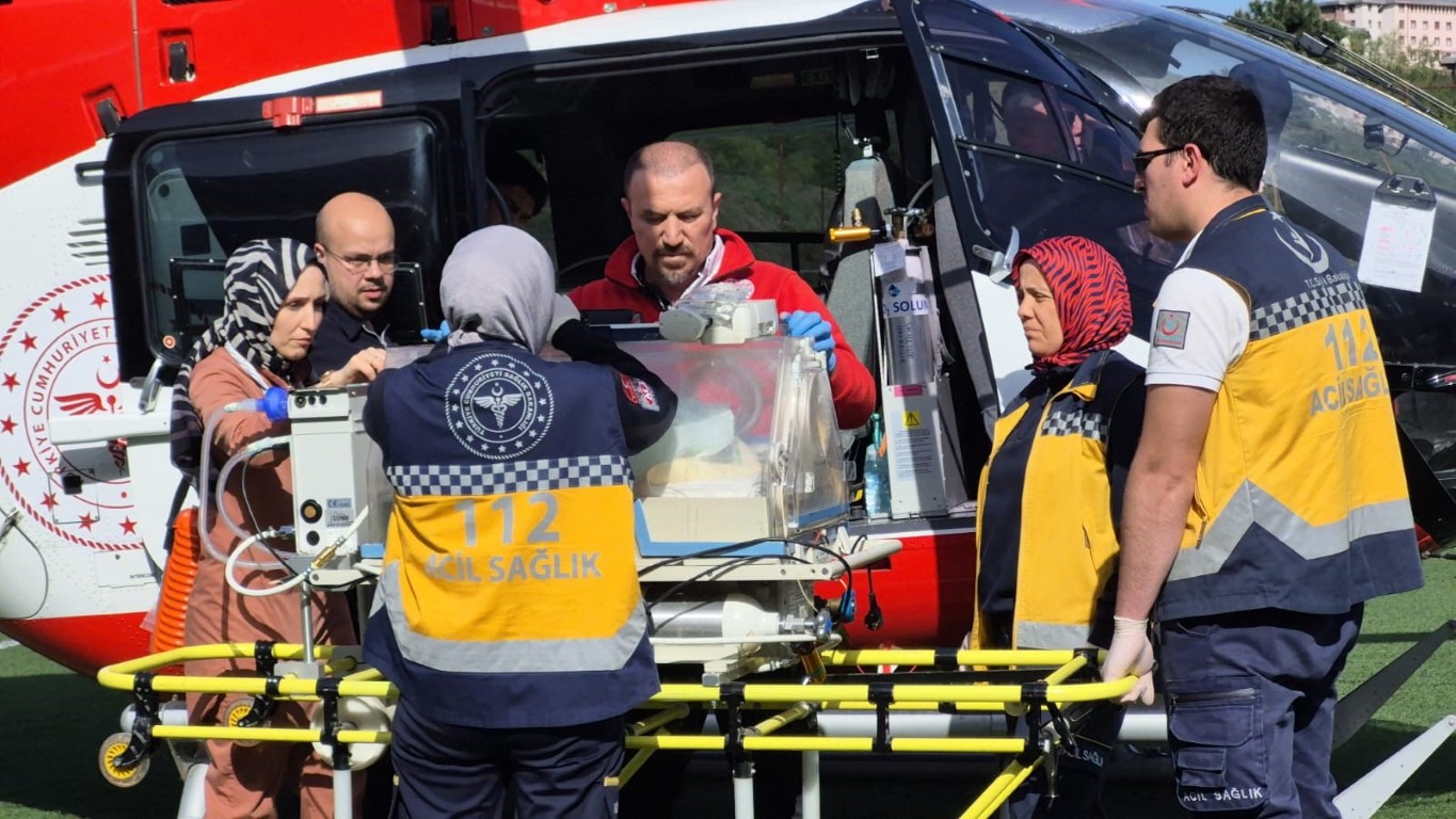 Bebek, ileri tetkik ve tedavi için helikopter ambulansla İstanbul'a sevk edildi.