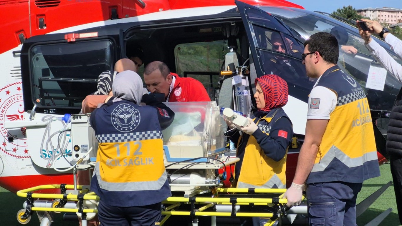 Bebek, ileri tetkik ve tedavi için helikopter ambulansla İstanbul'a sevk edildi.