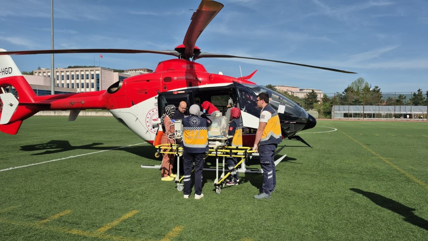 Bebek, ileri tetkik ve tedavi için helikopter ambulansla İstanbul'a sevk edildi.