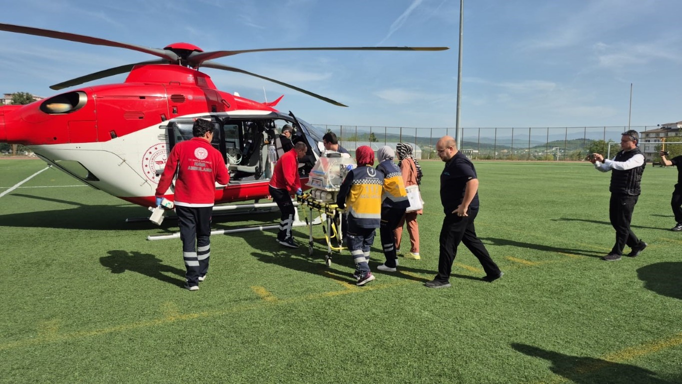 Bebek, ileri tetkik ve tedavi için helikopter ambulansla İstanbul'a sevk edildi.