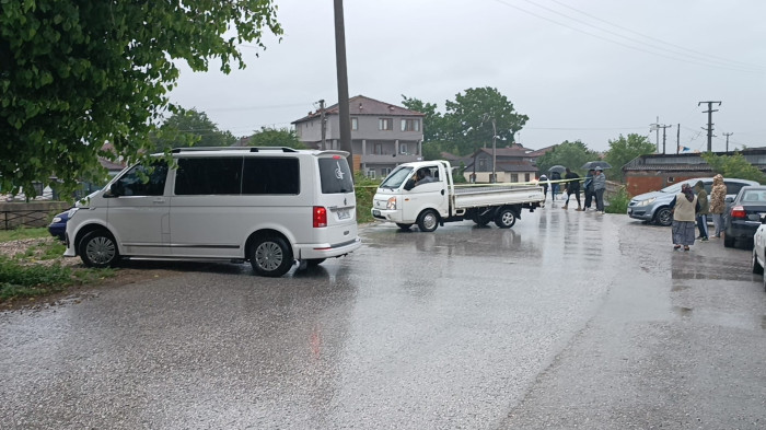 Ağa mahallesine giden köprü trafiğe kapatıldı