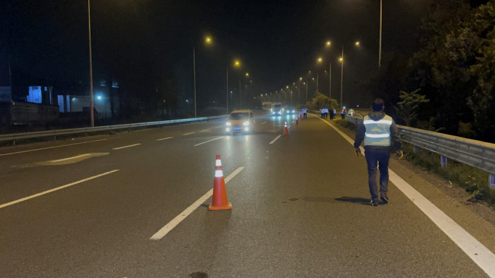 Ağaçlar faciayı önledi, araç refüjde asılı kaldı: 2 yaralı