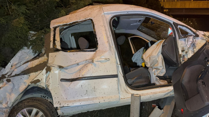 Ağaçlar faciayı önledi, araç refüjde asılı kaldı: 2 yaralı