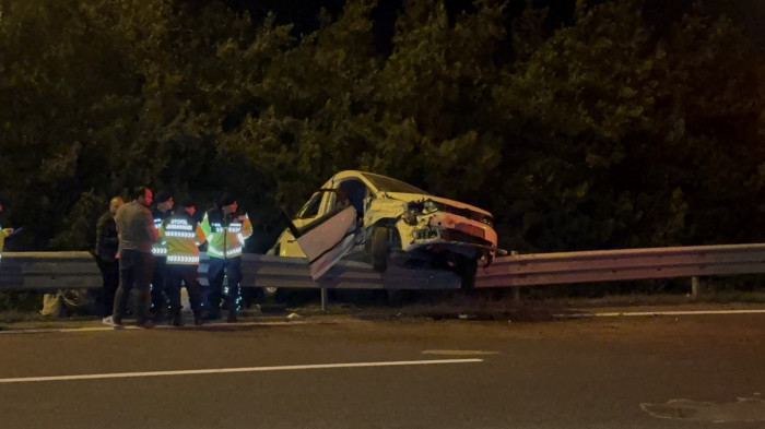 Ağaçlar faciayı önledi, araç refüjde asılı kaldı: 2 yaralı