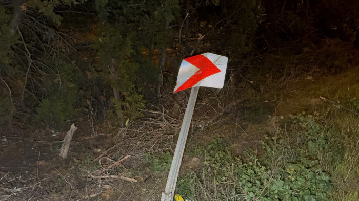 Ağaçlar faciayı önledi, araç refüjde asılı kaldı: 2 yaralı