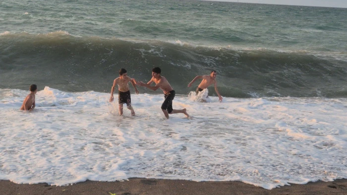 Çocuklar Dalgalarla Coştu: Akçakoca Deniz Keyfi