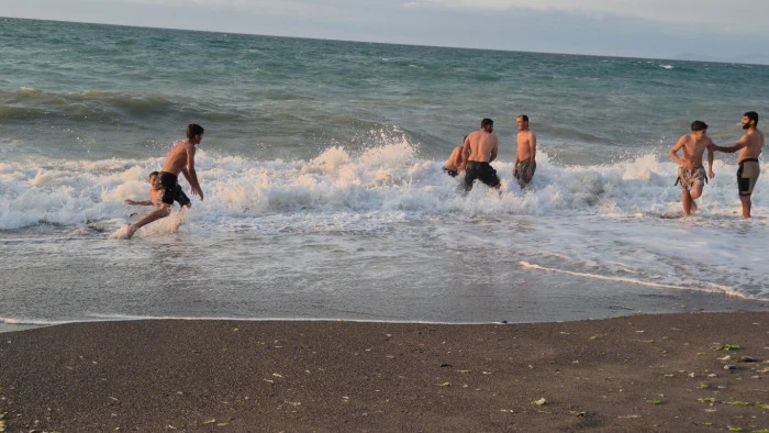 Çocuklar Dalgalarla Coştu: Akçakoca Deniz Keyfi