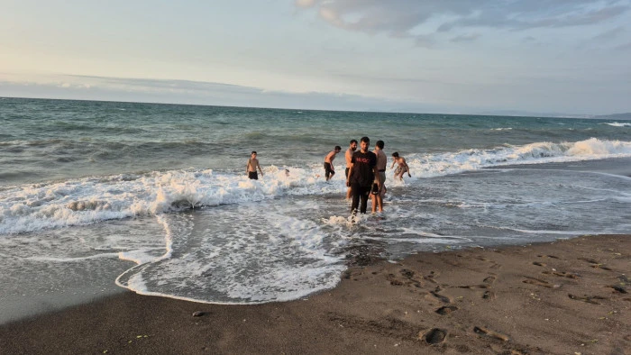 Çocuklar Dalgalarla Coştu: Akçakoca Deniz Keyfi