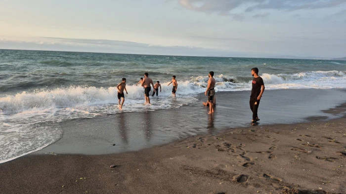 Çocuklar Dalgalarla Coştu: Akçakoca Deniz Keyfi