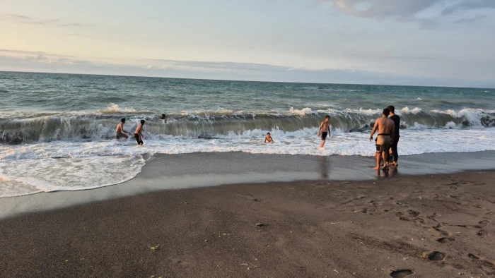 Çocuklar Dalgalarla Coştu: Akçakoca Deniz Keyfi