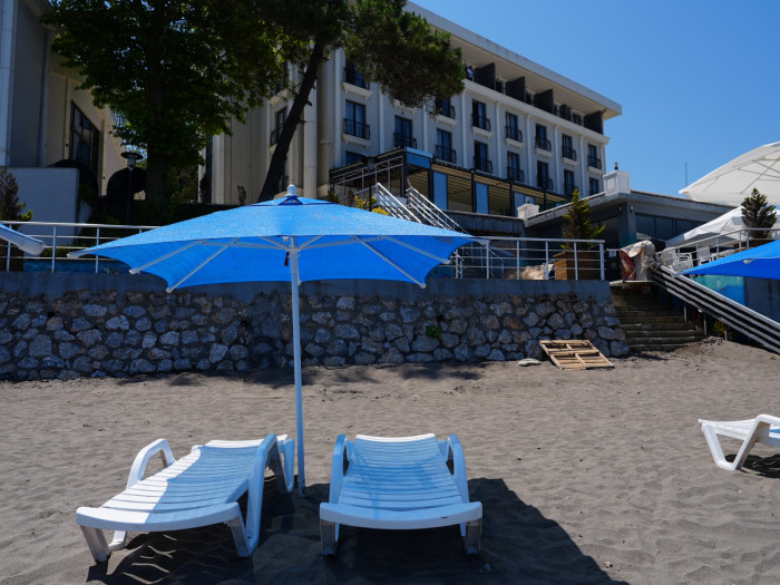 Akçakoca Beltur otel havuzu ve plajı tatilcileri ağırlıyor