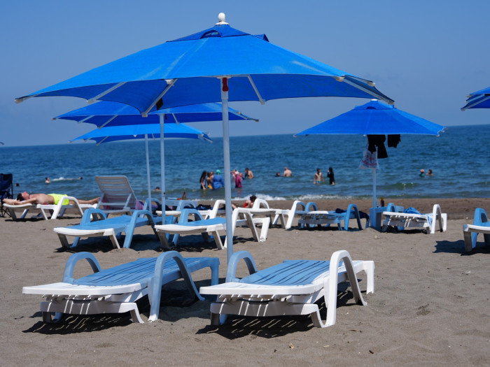 Akçakoca Beltur otel havuzu ve plajı tatilcileri ağırlıyor