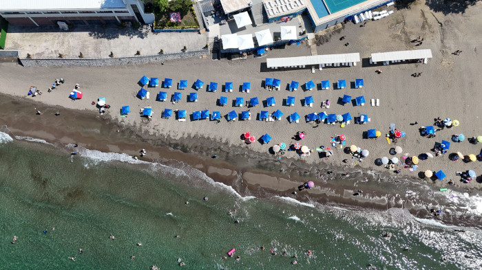 Akçakoca Beltur otel havuzu ve plajı tatilcileri ağırlıyor